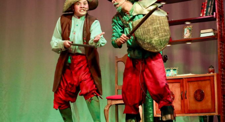 Dom Quixote cavalga até o palco do Teatro Lauro Martins