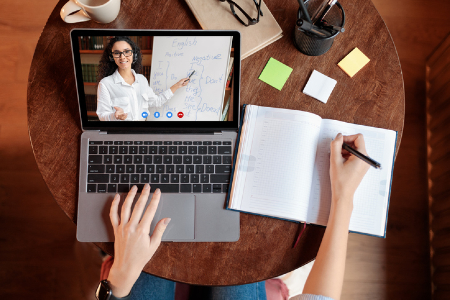 Trabalho de professora em plataforma digital será pago como hora extra