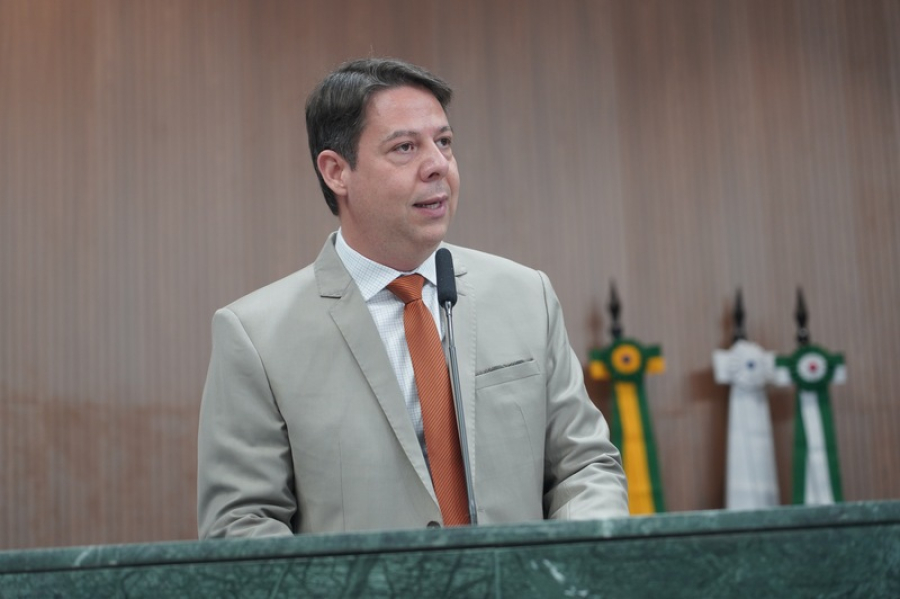 Karlos Cabral quer ampliar o prazo para que os servidores possam optar pelo benefício previdenciário em Goiás