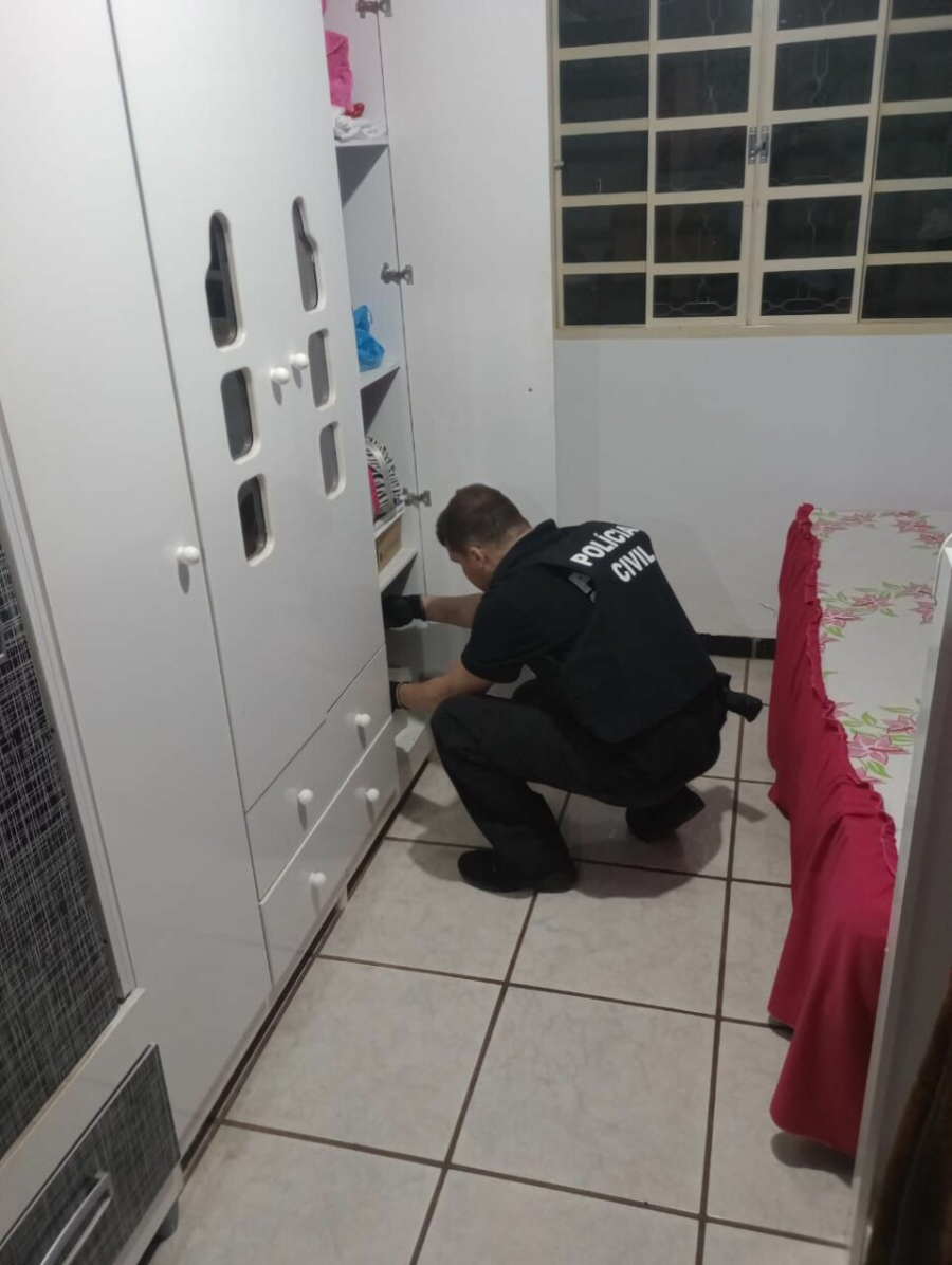 PCGO cumpre mandado de busca contra padrasto por importunação sexual e por armazenar imagens íntimas de enteada
