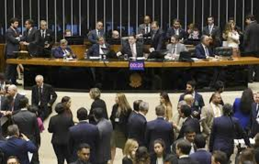 Oposição ocupa plenários por anistia a 8/1 e impeachment de Moraes