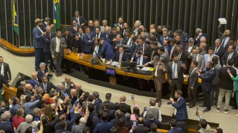 Após ocupação de Plenário, Hugo Motta abre sessão e pede respeito