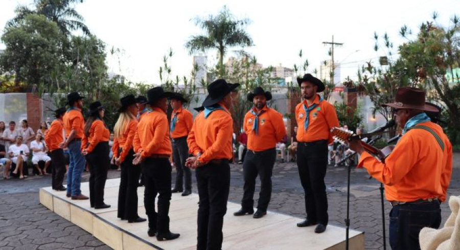 Grupo de Catira de Rio Verde leva tradição ao HGG na Semana do Folclore