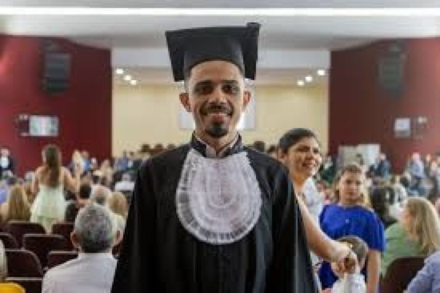 Ensino Médio Não Te Prepara Para Nada: A Verdade Crua Sobre a Diferença Entre o Colégio e a 'Selva' da Faculdade