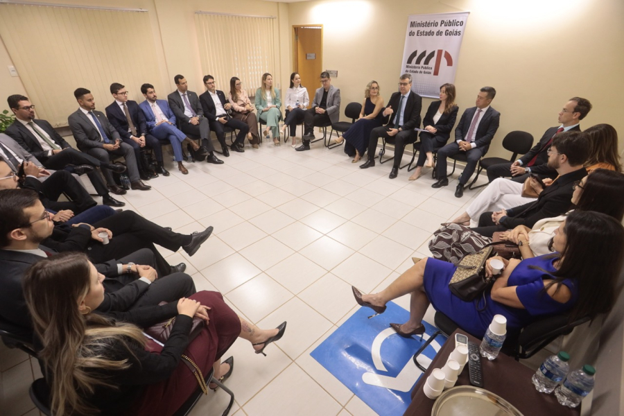 Membras e membros tratam de assuntos institucionais durante o evento Diálogos com o PGJ, em Rio Verde